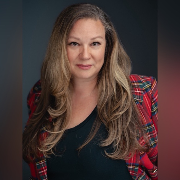 Meet your Posher, Lana - Picture 2 of 3